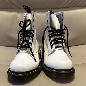 Doc Martens Dr. Martens White Leather Boots w Black Laces size 6 new/never worn